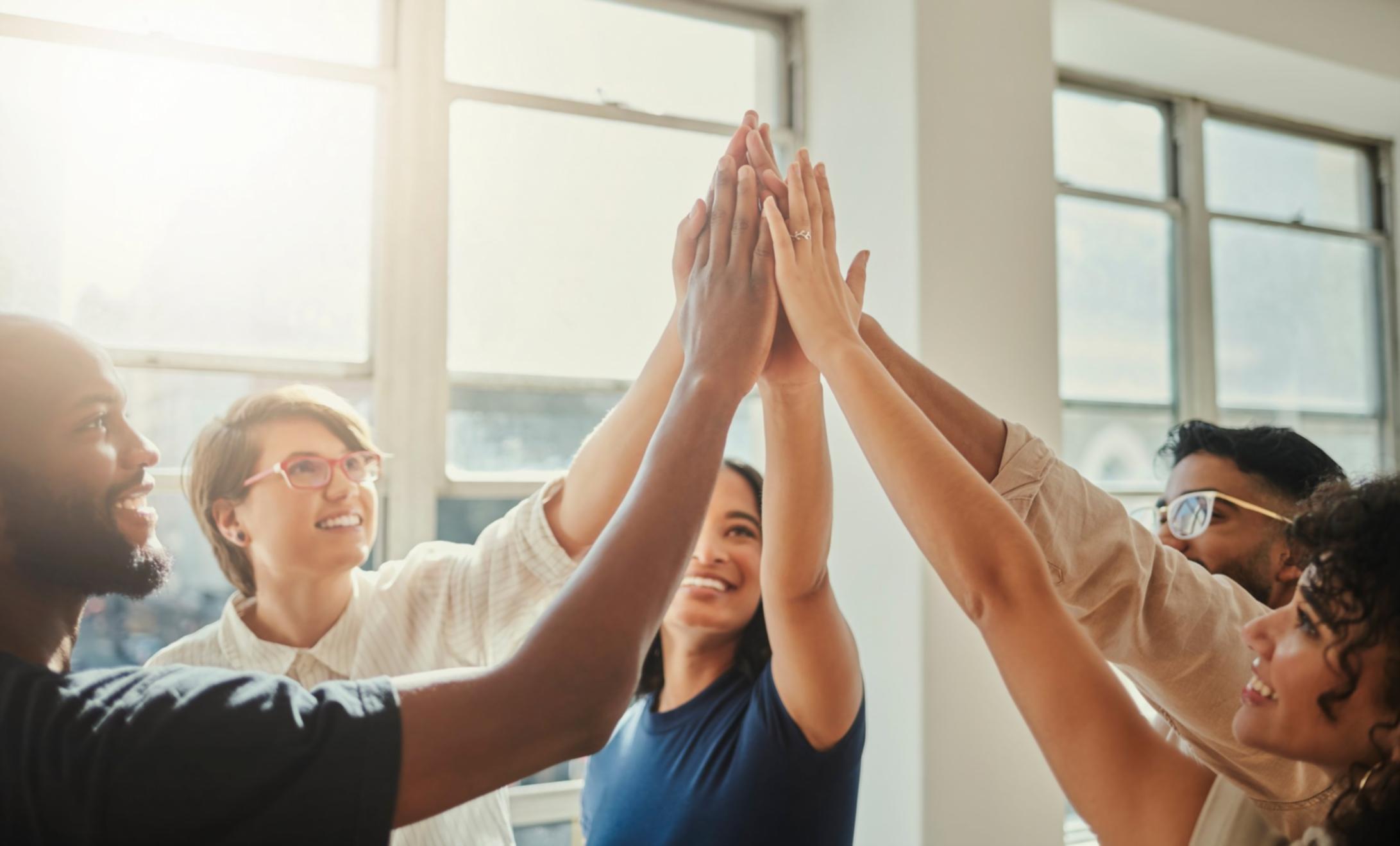 Teilnehmer bei gemeinsamer Workshop-Arbeit